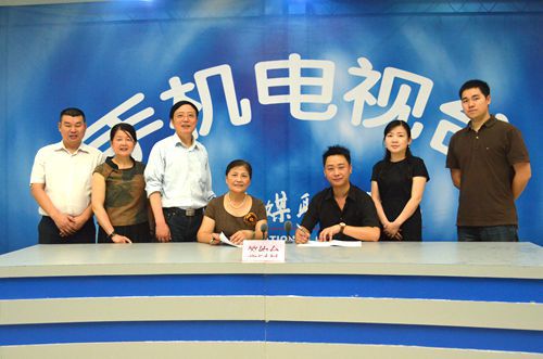 重慶傳媒職業學院與華龍網簽約