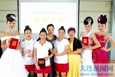 2014年全國職業院校中職組美發與形象設計專業技能大賽，大連女子職專學生任雪娜、丁琳琳、張東奇分獲兩金一銀的佳績，指導教師趙舒琪、于竺平獲評優秀指導教師。
